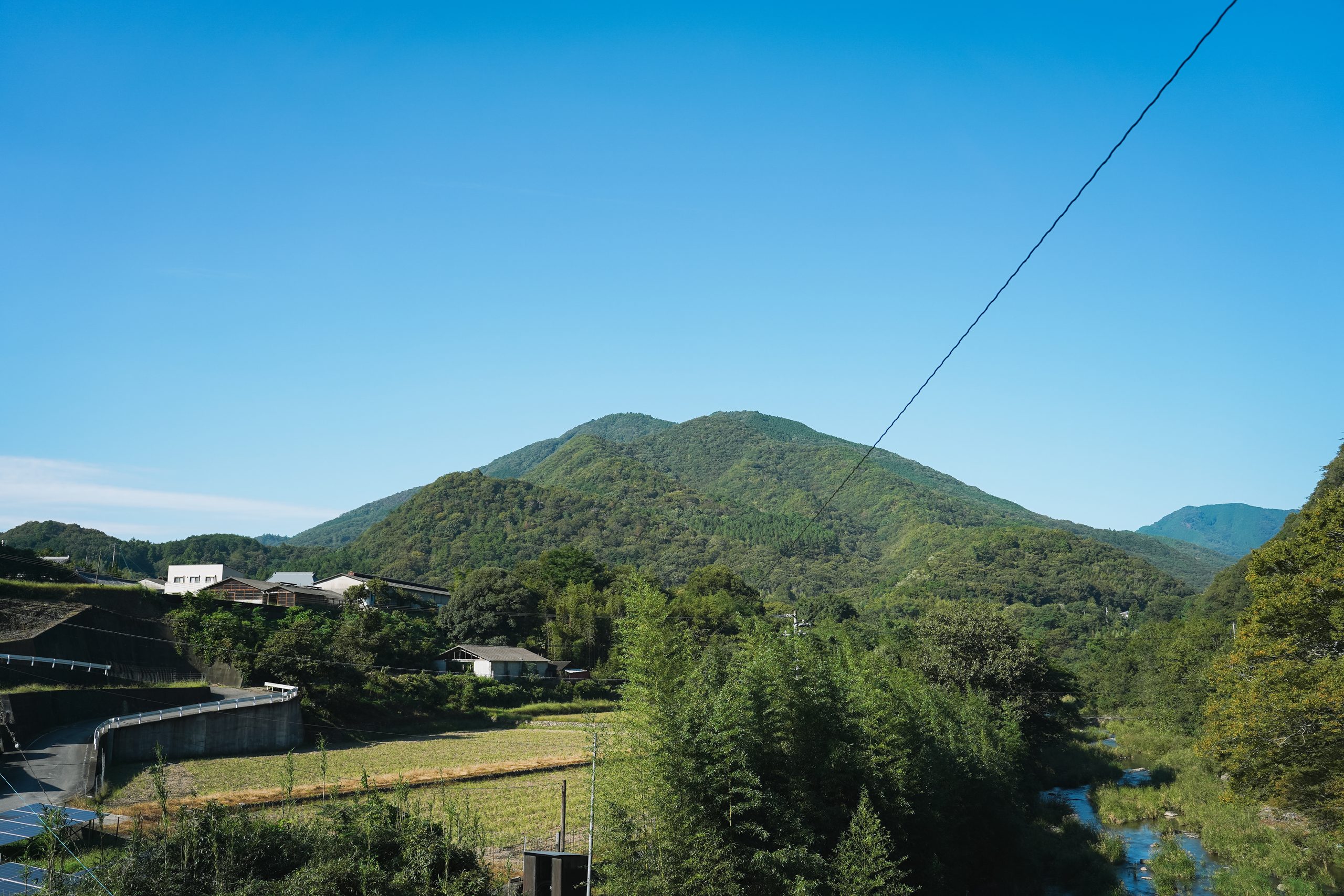 阿波市市場町の馬頭観音（夕暮れの風景）から眺める城王山